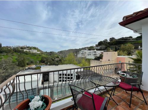 Μπαλκόνι ή βεράντα στο Hills of Studio City, your serene home away from Home