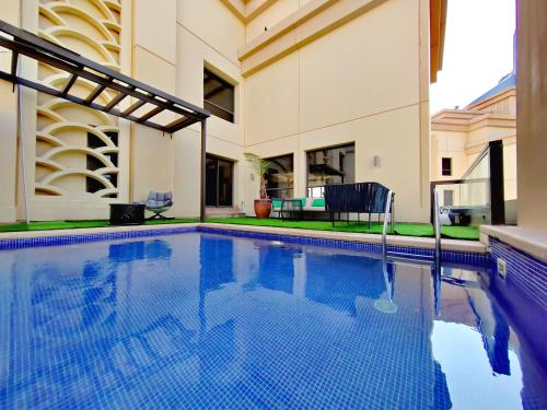 - une piscine dans une maison dans l'établissement Penthouse with Private Pool and Big Private Terrace, à Dubaï