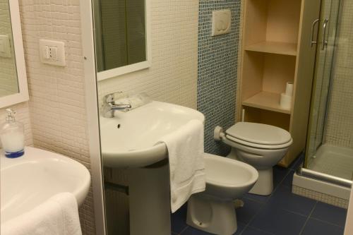 a bathroom with a sink and a toilet at B&B Affittacamere Del Teatro in Brindisi