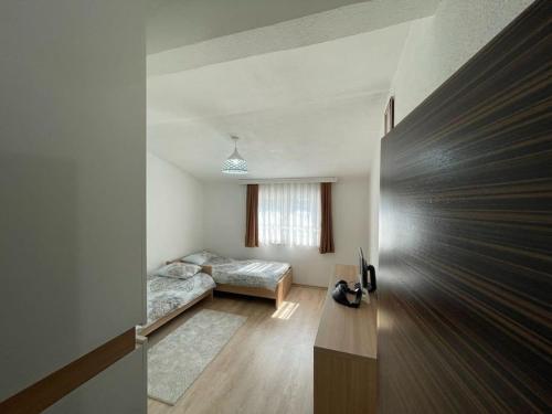 een slaapkamer met een bed en een bureau in een kamer bij Central City Apartment in Pristina