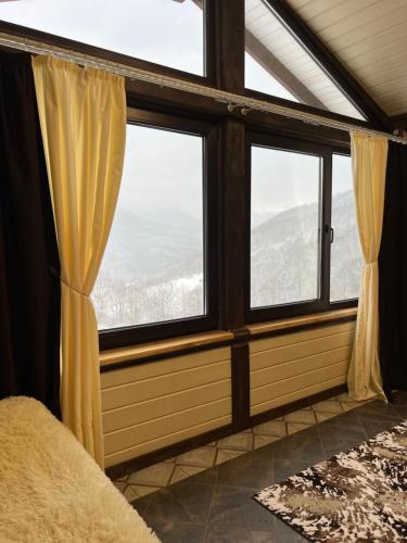 a room with windows with a view of the mountains at Готельно-Ресторанний комплекс Кичера in Volovets