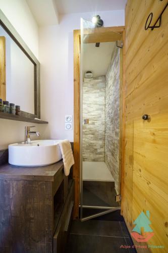 une salle de bain avec un lavabo et une douche dans l'établissement Chez Stella 3 chambres neuf plein centre, à L'Alpe-d'Huez