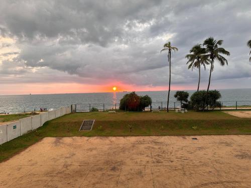 Fotografie z fotogalerie ubytování Joansa Luxury Beachfront Apartment v destinaci Uswetakeiyawa