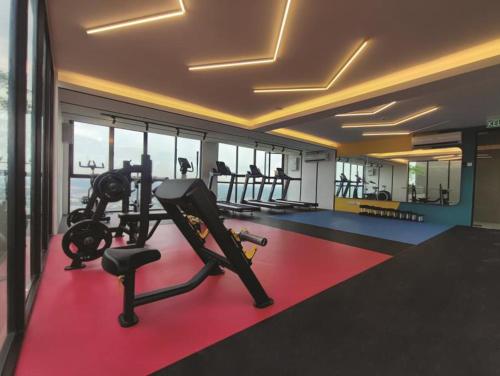 un gimnasio con equipamiento de ejercicio en un edificio en Midnight Homestay Youth City en Nilai