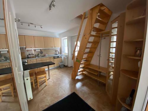 una cocina con una escalera en el medio de una habitación en Kleine weisse Doppelhaushälfte en Częstochowa