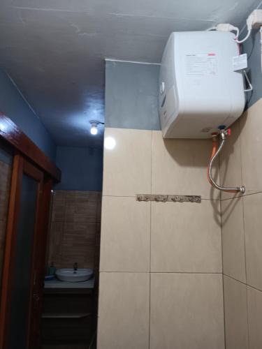 een badkamer met een boiler en een wastafel bij BALI MOUNT VIEW META PANDAWA in Jembrana