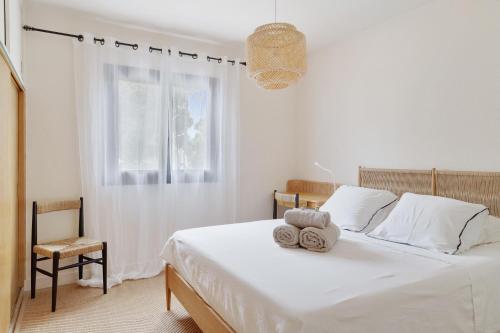 une chambre avec un lit avec deux serviettes dessus dans l'établissement Villa La Temana, 18km de Saint-Tropez, à Cavalaire-sur-Mer