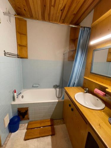 een badkamer met een bad en een wastafel bij Gréolières La Floconnière in Gréolières