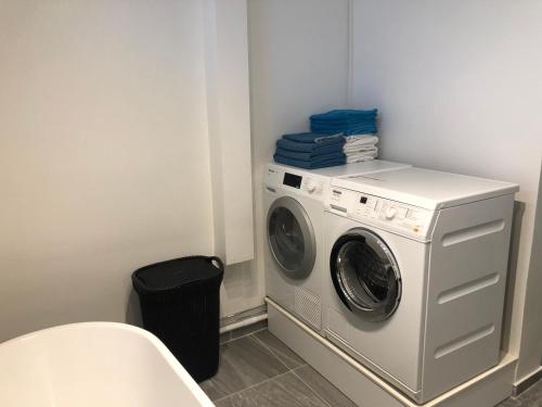 Waschmaschine und Trockner in einer Ecke eines Zimmers in der Unterkunft Near commuter train to Stockholm in Södertälje