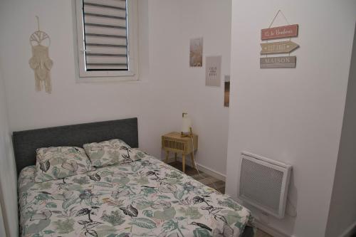 a bedroom with a bed and a window at Zen1 - Charmant deux pièces lumineux au cœur de Joigny in Joigny