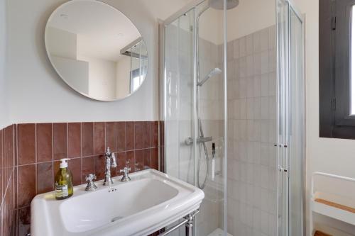 une salle de bain avec un lavabo et une douche dans l'établissement Villa La Temana, 18km de Saint-Tropez, à Cavalaire-sur-Mer