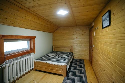 una piccola camera con un letto in una cabina di Na gorbochku u Natali a Vorokhta