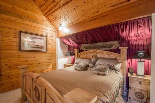 Postel nebo postele na pokoji v ubytování Buffalo River Lodge St Joe AR