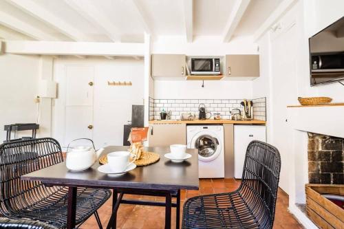 comedor con mesa y sillas y cocina en Hypercentre terrasse clim, en Aix-en-Provence