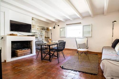 sala de estar con mesa, sillas y sofá en Hypercentre terrasse clim, en Aix-en-Provence