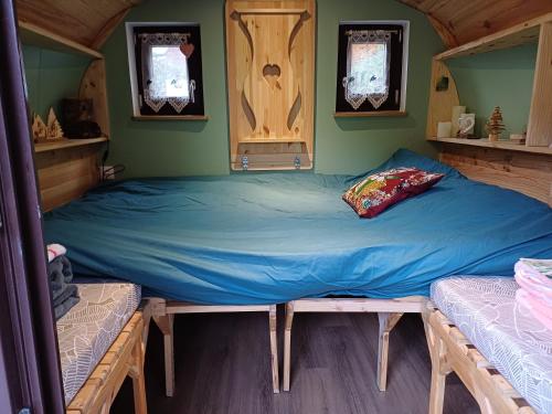 ein Schlafzimmer mit einem großen Bett in einem Zimmer in der Unterkunft Le coup de foudre in Barr