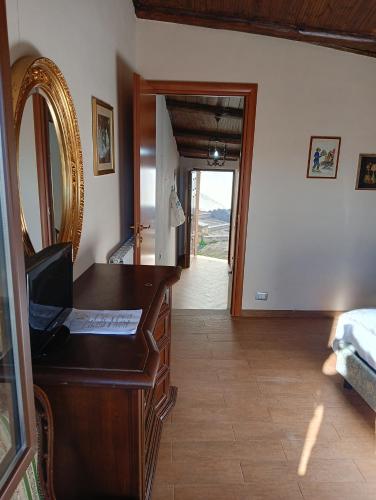 a room with a desk and a mirror and a bedroom at La chiave dei tre Abruzzi in Popoli