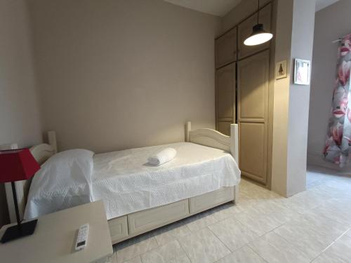 sypialnia z łóżkiem w pokoju w obiekcie Cathy´s Home w mieście Flic-en-Flac