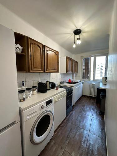 Il comprend une cuisine équipée d'un lave-linge et d'un sèche-linge. dans l'établissement 4 Beds Apartment close PARIS center, à Vanves