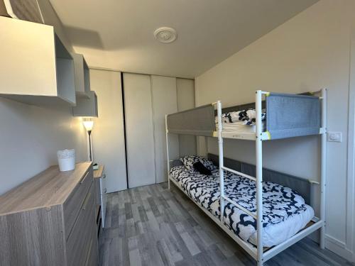 een slaapkamer met een stapelbed en een bureau bij 4 Beds Apartment close PARIS center in Vanves