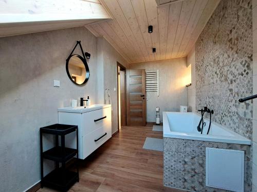 een badkamer met een witte wastafel en een bad bij U Hanky pod Hrbkom in Repište