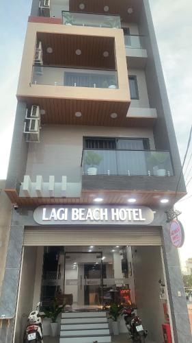 羅夷的住宿－Lagi Beach Hotel，大型海滩酒店前面有标志