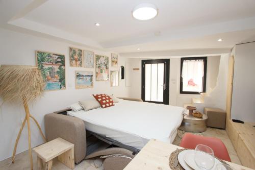 ein Schlafzimmer mit einem großen weißen Bett in einem Zimmer in der Unterkunft CASA Farniente Appartement Cocooning Provence Verte in Montfort-sur-Argens