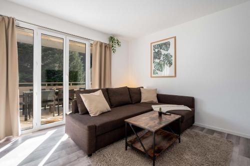 a living room with a couch and a table at Moderne Wohnung mit Parkplatz in Ostermundigen