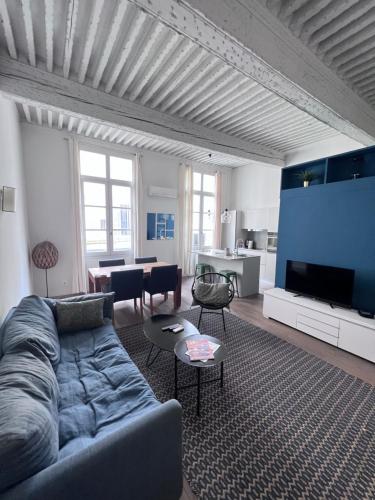 - un salon avec un canapé et une grande télévision dans l'établissement App 50m2 / Clim ctr historique, à Aix-en-Provence