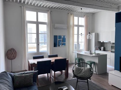 un salon avec une table et une cuisine dans l'établissement App 50m2 / Clim ctr historique, à Aix-en-Provence