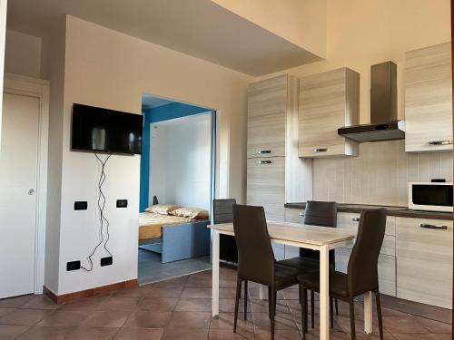 uma cozinha e sala de jantar com mesa e cadeiras em Appartamento da Matteo 2 em Tirrenia