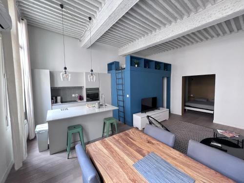Il comprend une cuisine et un salon avec une table et des chaises. dans l'établissement App 50m2 / Clim ctr historique, à Aix-en-Provence