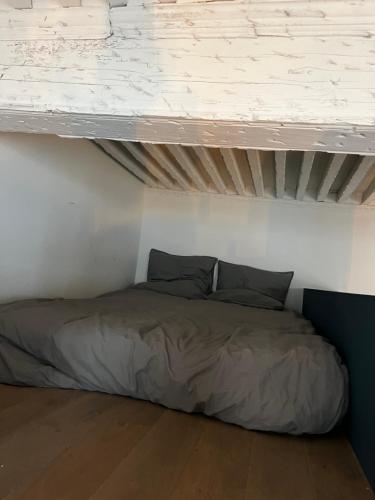 - un lit dans une chambre avec plafond dans l'établissement App 50m2 / Clim ctr historique, à Aix-en-Provence