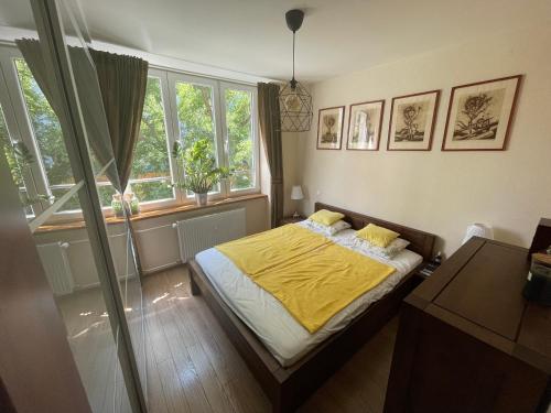 Un dormitorio con una cama con una manta amarilla encima. en Orient Express Paris-Pressburg by Zaži, en Bratislava