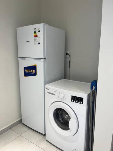 a washing machine and a washer in a room at Departamento de 1 ambiente in Encarnación