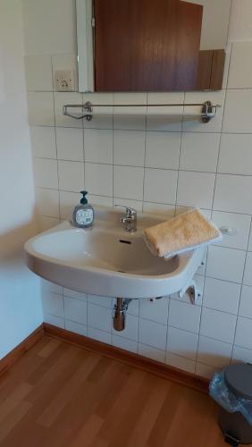 a bathroom with a sink and a mirror at Gasthaus Teveli in Kroatisch Geresdorf