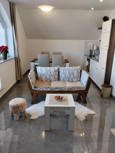 波斯托伊納的住宿－Apartma Azurre，客厅配有沙发和桌子
