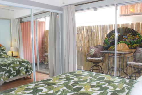 Retro Oasis Hawaiian King Apartment condo_3