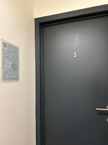 a door with a sticker on the side of it at Les petits nids de Nina 3 in Fosses-La-Ville