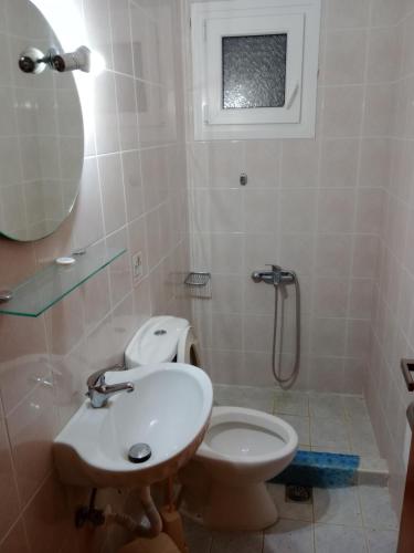 a bathroom with a sink and a toilet at King Studios in Koinyra