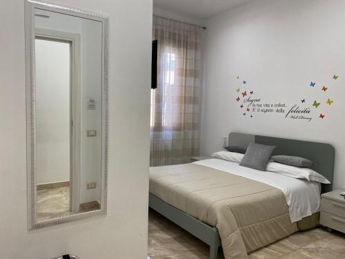 a bedroom with a bed and a mirror at Toledo Point in Naples