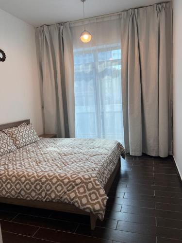 Postel nebo postele na pokoji v ubytování One bed in Plazzo Heights JVC Dubai