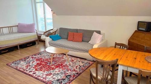 sala de estar con sofá y mesa en Dvojizbový Útulný Apartmán Oščadnica, en Oščadnica