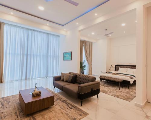 een woonkamer met een bank en een bed bij The Valley Villa in Accra