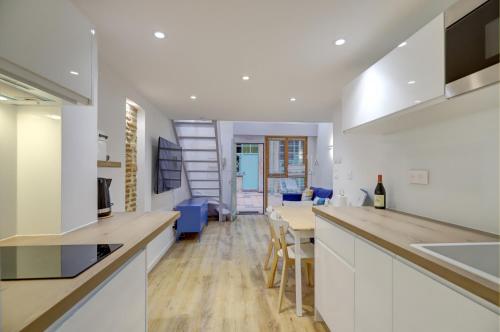 une cuisine et un salon avec une table et des chaises dans l'établissement Cujas, à Toulouse