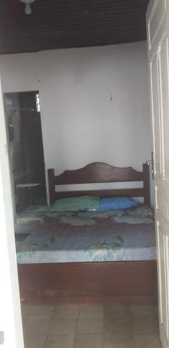 sypialnia z dużym łóżkiem w pokoju w obiekcie Residence Girassol w mieście Belém