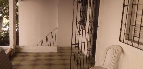 um portão de ferro ao lado de uma casa em Residence Girassol em Belém