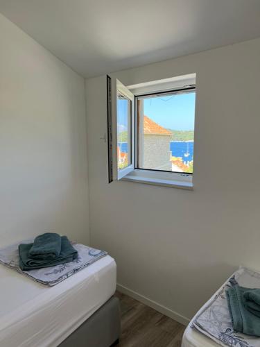 Gallery image of Novo uređeni apartman sa velikom terasom in Vis