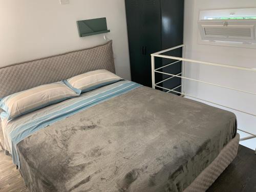 una camera con un letto in una stanza con una finestra di Torretta San Cerbone Baratti a Piombino