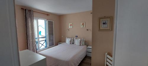 - une petite chambre avec un lit et une fenêtre dans l'établissement Aguazul, à Puerto del Carmen